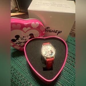Disney Mickey and Minnie, “kissing time”collectors watch in tin nib
